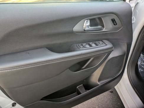 New 2026 Chrysler Pacifica Select image 15