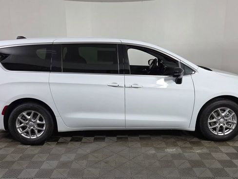 New 2025 Chrysler Pacifica Select image 8