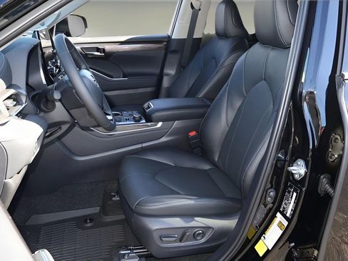 New 2026 Toyota Highlander Limited image 13