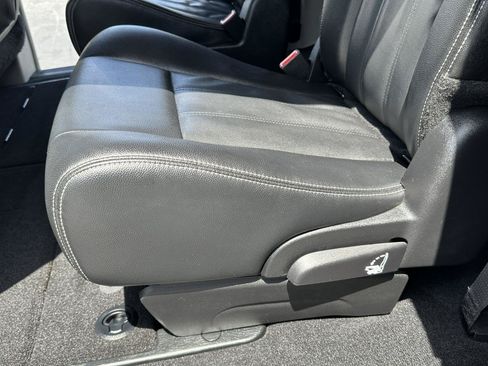 Used 2016 Chrysler Town & Country Touring w/ Driver Convenience Group FWD image 31