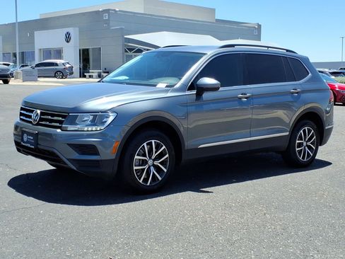 Certified 2020 Volkswagen Tiguan SE w/ Panoramic Sunroof Package AWD/4WD image 3