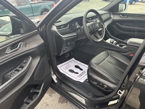 Used 2024 Jeep Grand Cherokee Limited image 9