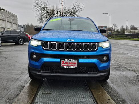 Used 2024 Jeep Compass Latitude image 2