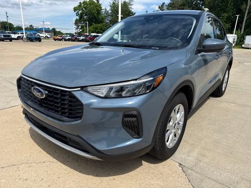 Used 2023 Ford Escape Active w/ Tech Pack #2 AWD/4WD image 2