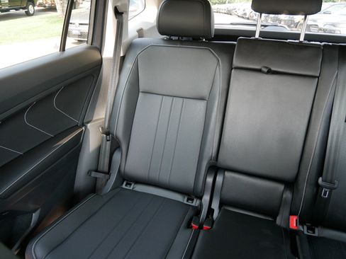 Certified 2024 Volkswagen Tiguan SE AWD/4WD image 12