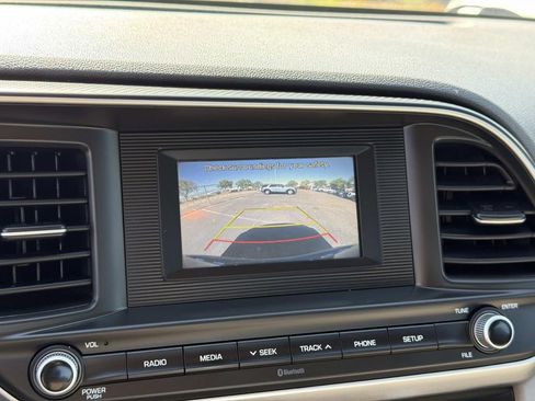 Used 2020 Hyundai Elantra SE FWD image 25