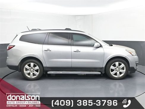 Used 2017 Chevrolet Traverse LT w/ Style and Technology Package image 2