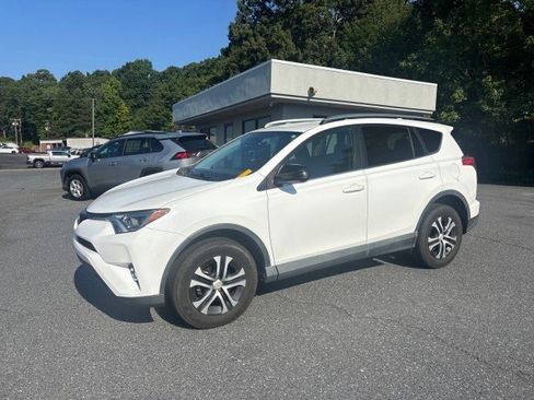 Used 2017 Toyota RAV4 LE FWD image 2