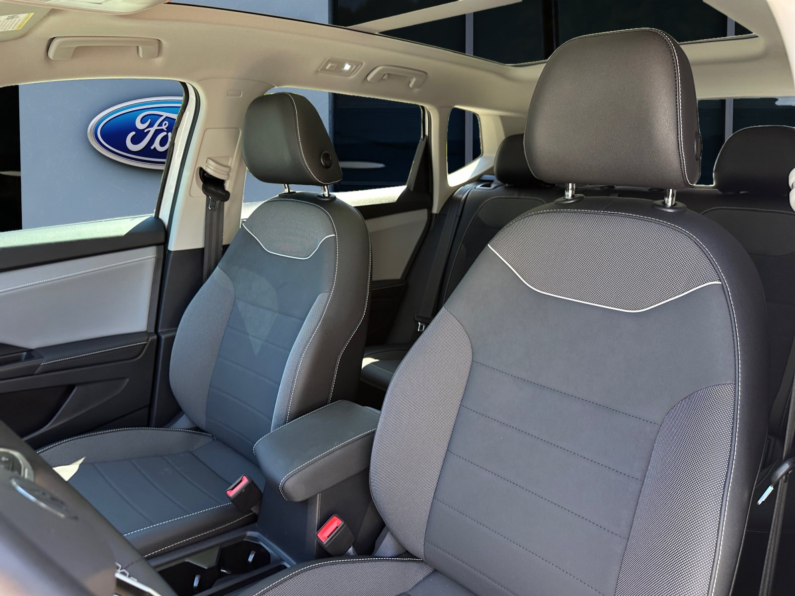 Used 2024 Volkswagen Taos SE w/ Panoramic Sunroof Package FWD image 11