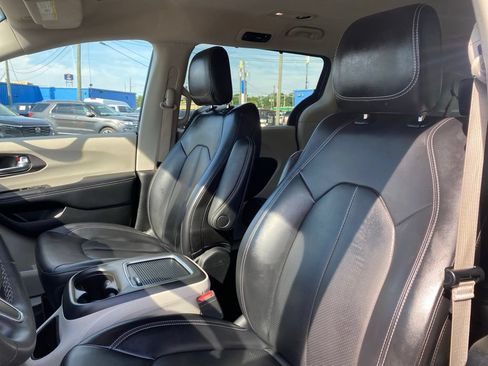 Used 2023 Chrysler Pacifica Touring-L FWD image 10