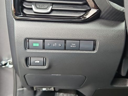 Used 2025 Nissan Sentra SV FWD image 14