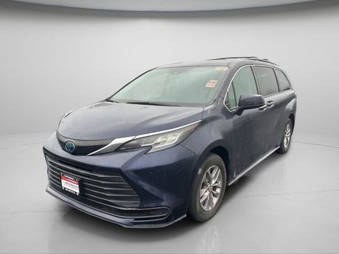Used 2022 Toyota Sienna LE w/ LE Plus Package image 9