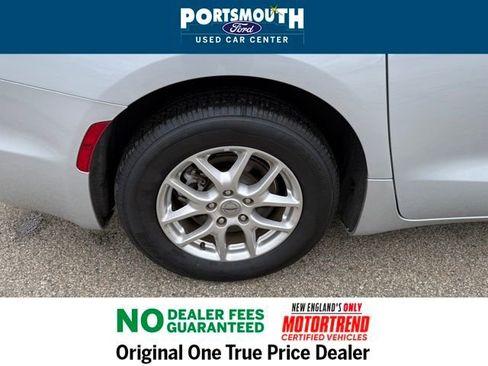 Used 2024 Chrysler Pacifica Touring-L image 30