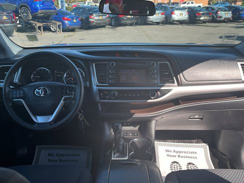 Used 2019 Toyota Highlander LE AWD/4WD image 20