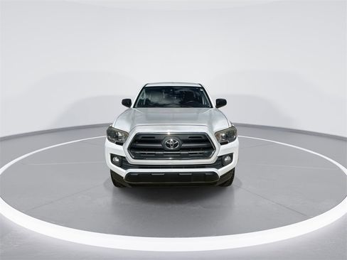 Used 2017 Toyota Tacoma SR5 image 3