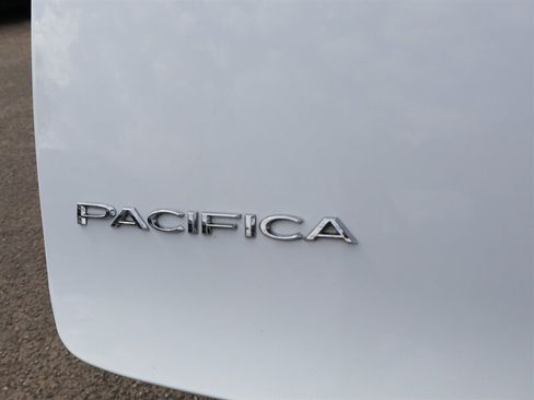 Used 2023 Chrysler Pacifica Touring-L FWD image 21