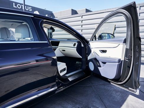 Used 2024 Bentley Flying Spur V8 image 21