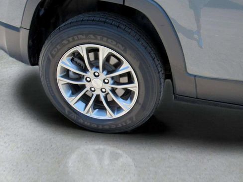 Used 2020 Jeep Cherokee Latitude Plus w/ Comfort/Convenience Group image 40