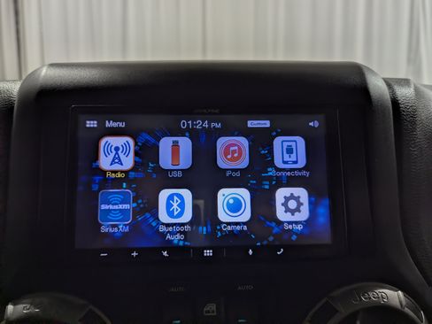 Used 2018 Jeep Wrangler Unlimited Sahara AWD/4WD image 19