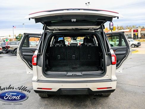 Used 2021 Lincoln Navigator Reserve image 17