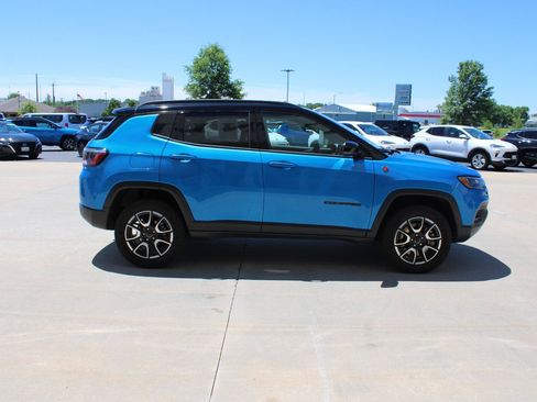 Used 2025 Jeep Compass Trailhawk AWD/4WD image 5