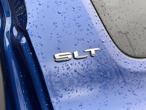 Used 2023 GMC Acadia SLT image 28