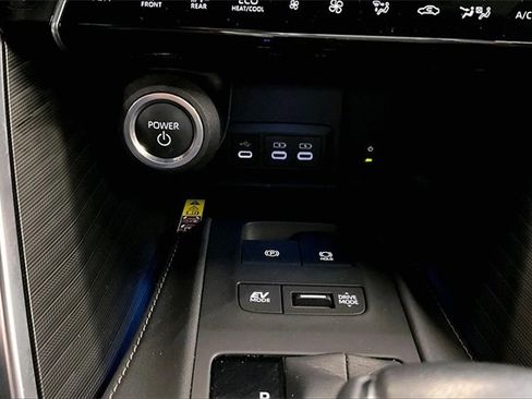 Used 2023 Toyota Venza Limited image 15