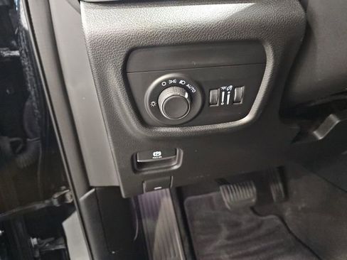 Used 2023 Jeep Grand Cherokee Altitude image 12