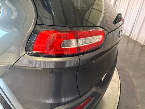 Used 2016 Jeep Cherokee Latitude FWD image 12