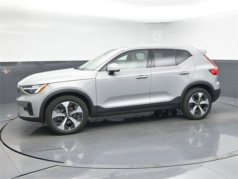 Used 2024 Volvo XC40 B5 Plus image 4