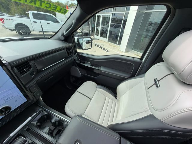 Used 2025 Ford F150 Lightning Platinum AWD/4WD image 31