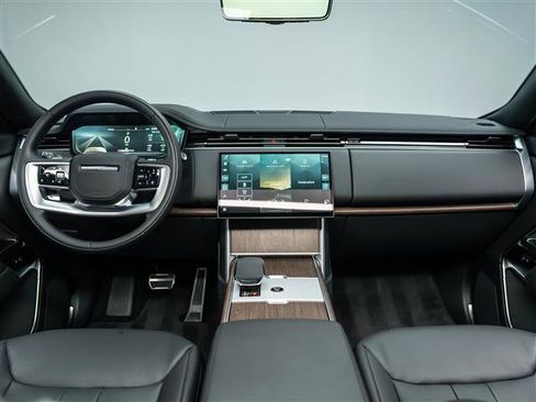 Used 2025 Land Rover Range Rover SE image 18