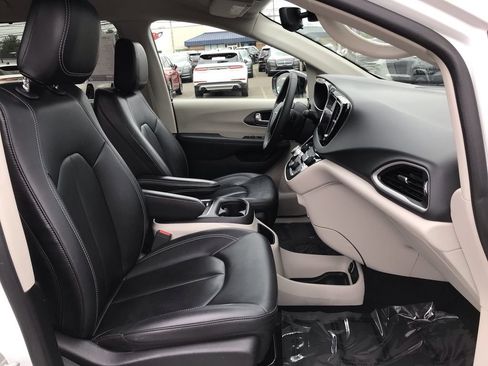 Used 2024 Chrysler Pacifica Touring-L FWD image 16