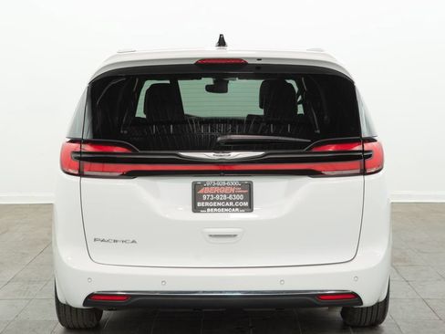 Used 2025 Chrysler Pacifica Select FWD image 11