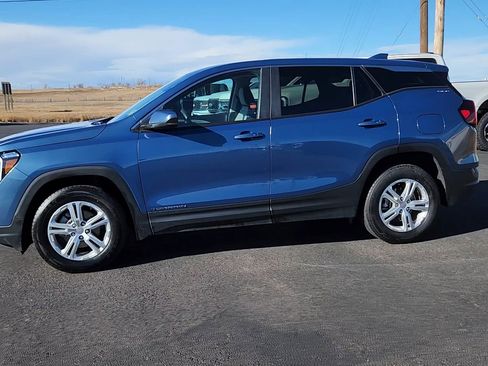 Used 2024 GMC Terrain SLE image 2