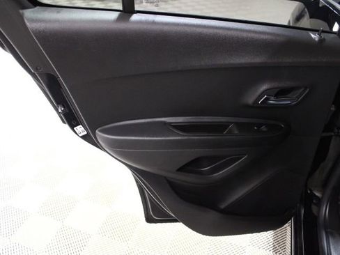 Used 2022 Chevrolet Trax LT w/ LT Convenience Package image 20