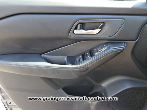 Used 2025 Nissan Rogue SV FWD image 16