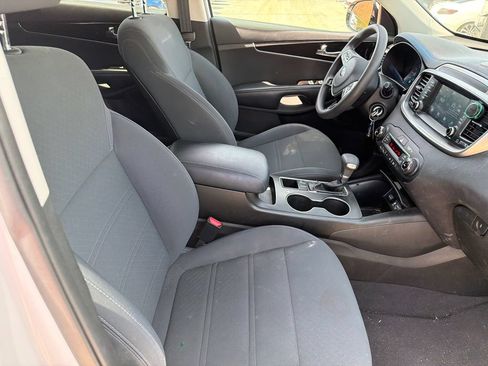 Used 2019 Kia Sorento FWD V6 image 12