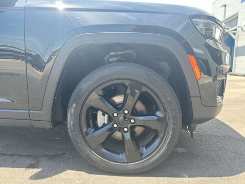 Used 2024 Jeep Grand Cherokee Altitude AWD/4WD image 12