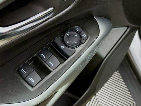 Used 2025 Chevrolet Trax RS w/ Driver Confidence Package image 18