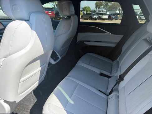 Used 2024 Cadillac Lyriq Luxury AWD/4WD image 7