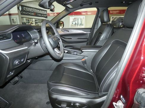 Used 2024 Jeep Grand Cherokee Limited image 10