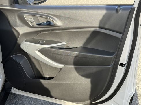 New 2026 Chevrolet Trax RS w/ Sunroof Package image 20