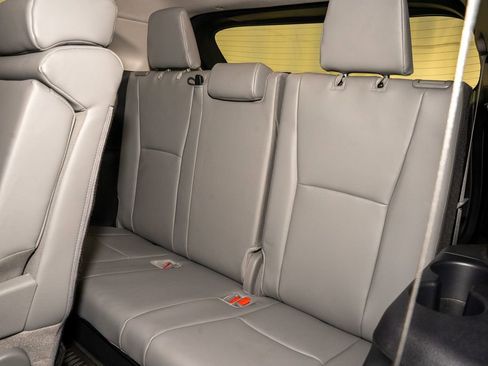 Used 2024 Toyota Highlander XLE image 11