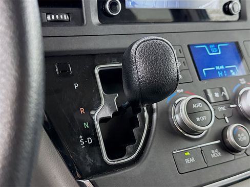 Used 2018 Toyota Sienna L image 15
