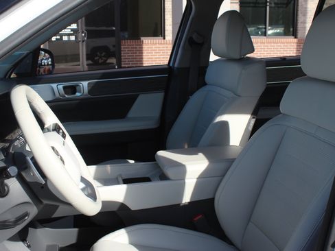 Used 2025 Hyundai Santa Fe Limited image 17