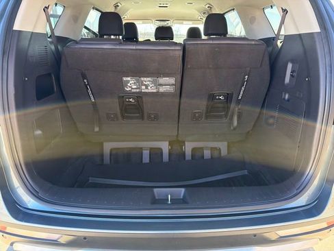 Used 2024 Kia Carnival EX image 27