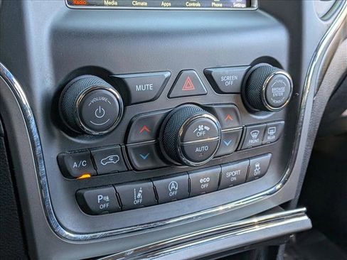 Used 2021 Jeep Grand Cherokee Laredo image 14