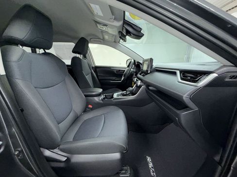 Used 2019 Toyota RAV4 LE w/ Carpet Mat Package image 11