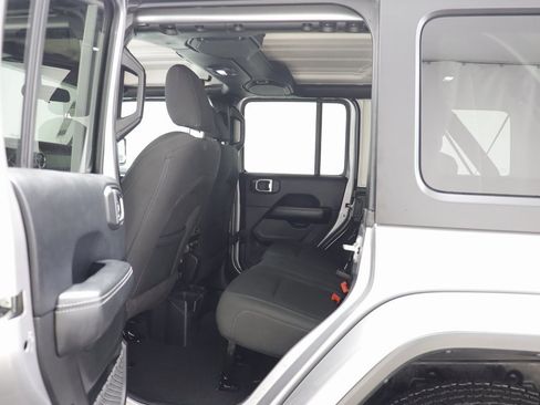 Used 2018 Jeep Wrangler Unlimited Sahara image 14